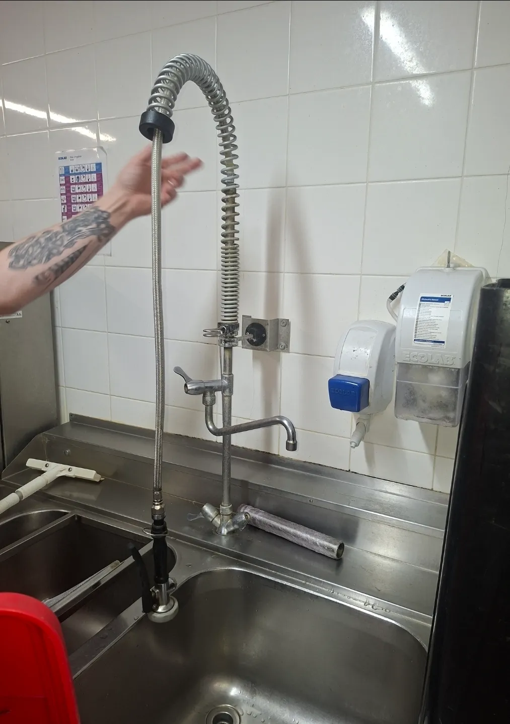 Douchette de plonge professionnelle hors service avant intervention de Bony Plomberie