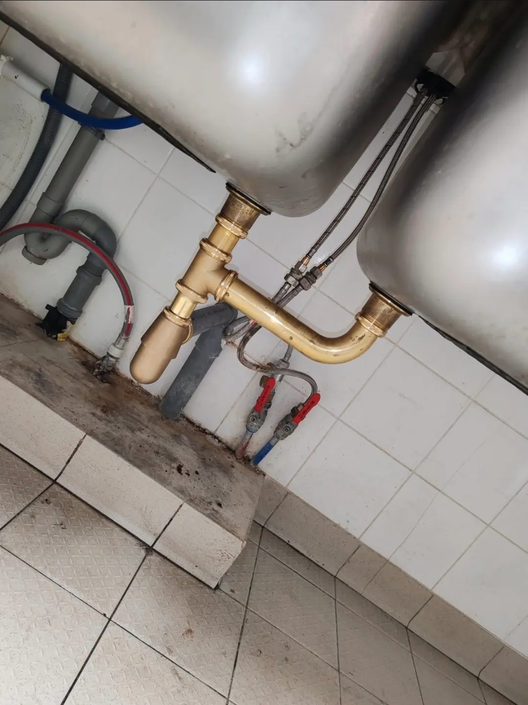 Évacuation sous évier refaite à neuf en cuivre par Bony Plomberie
