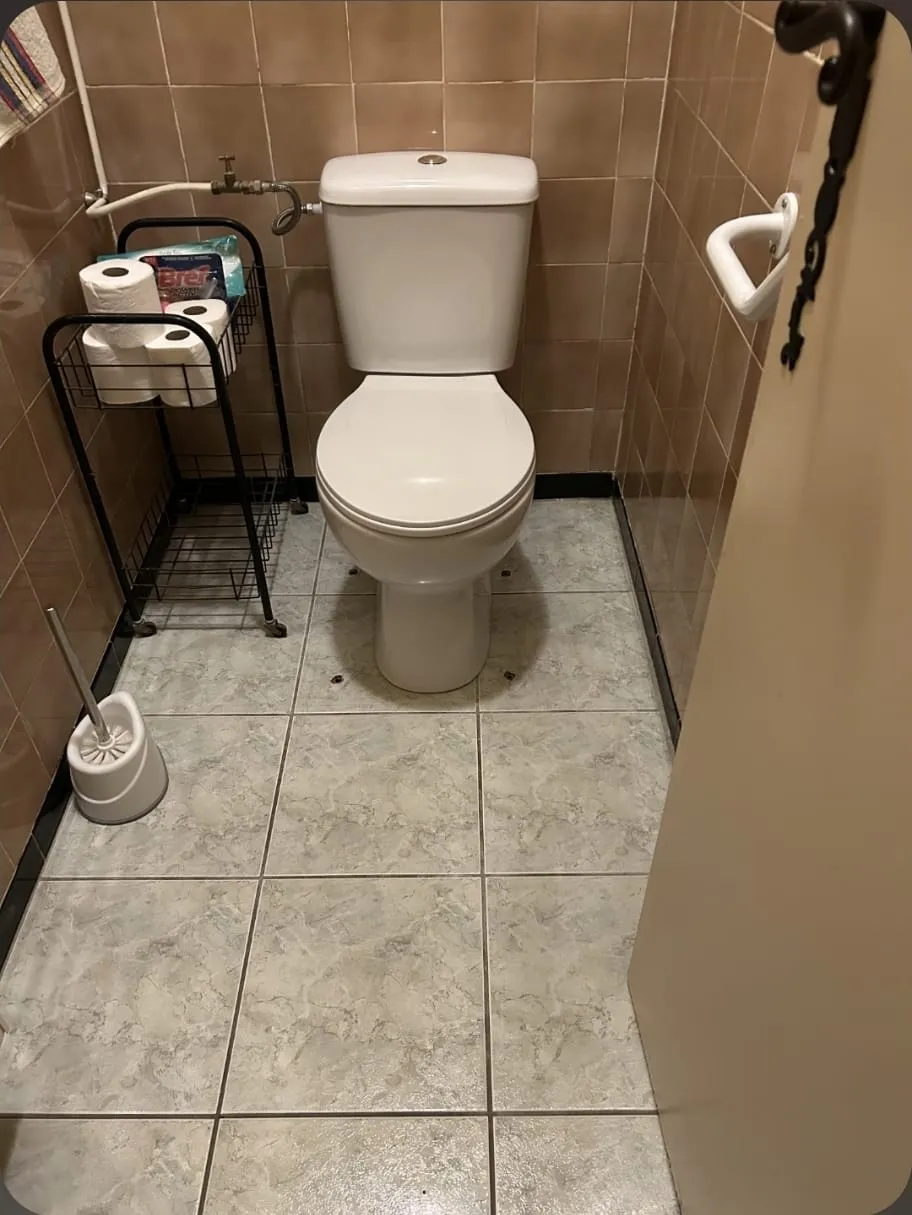 Cuvette de WC blanche neuve posée au sol et raccordée proprement par Bony Plomberie
