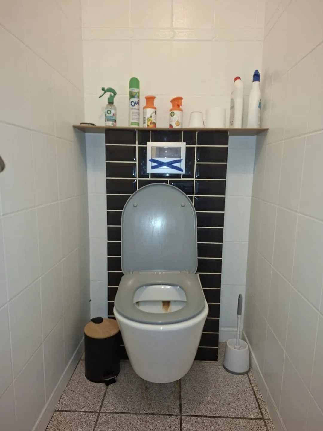 Ancien WC suspendu vétuste avec plaque de commande hors service avant l'intervention de Bony Plomberie